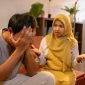 Gambar Suami Kalah! Istri Lebih Mudah Percaya dan Bergaul Dengan Tetangga (Sumber: Canva)