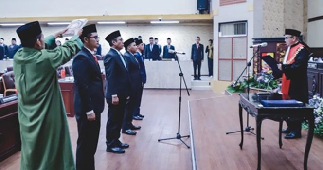 Pimpinan DPRD Jember saat Pengambilan Sumpah Janji (Sumber: Dinas Kominfo Jember)
