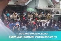 Gambar Gerbang Bawaslu Jember Roboh, Orator Aksi: Oleh Gelombang Perlawanan Rakyat (Sumber: Frensia/Alhimam)