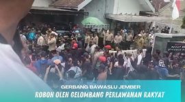 Gambar Gerbang Bawaslu Jember Roboh, Orator Aksi: Oleh Gelombang Perlawanan Rakyat (Sumber: Frensia/Alhimam)