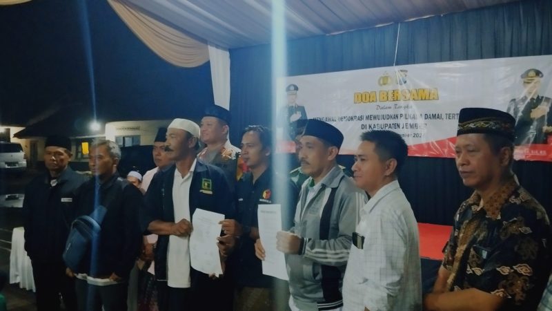Kapolsek Jenggawah, AKP Eko Basuki Teguh bersama Pimpinan Parpol saat Deklarasi Pilkada Damai dalam Doa Bersama (Sumber: frensia.id/ Faiq Al Himam 