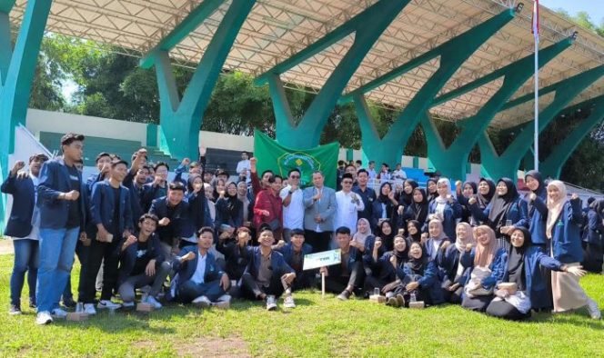 Kontingen FTIK Bersama Dekanat Usai Pembukaan Rektor Cup UIN KHAS Jember 2024 (Sumber: Istimewa)