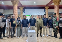 Penyelenggara Pilkada Serentak 2024 Desa Jatisari bersama Kepala Desa dan TNI-POLRI (Sumber: frensia.id/ Faiq Al Himam)