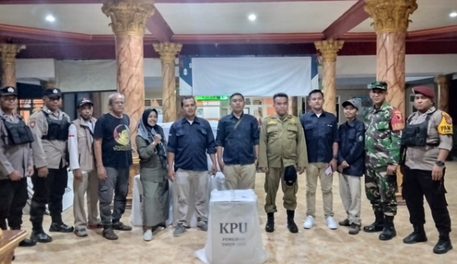 Penyelenggara Pilkada Serentak 2024 Desa Jatisari bersama Kepala Desa dan TNI-POLRI (Sumber: frensia.id/ Faiq Al Himam)