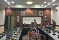 Pansus Pilkada DPRD Jember saat Menunggu Klrafikasi Transparansi Anggaran Pilkada 2024 (Sumber: frensia.id/Gita Pamuji)