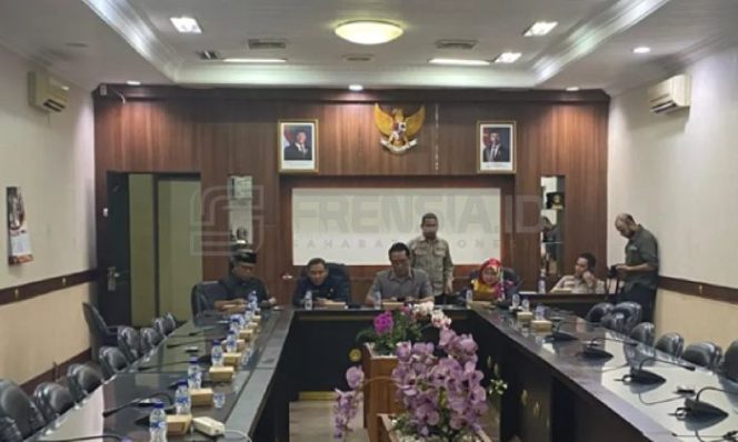 Pansus Pilkada DPRD Jember saat Menunggu Klrafikasi Transparansi Anggaran Pilkada 2024 (Sumber: frensia.id/Gita Pamuji)