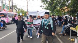 Adil Satria Putra, Koordinator Aksi AMP2J saat Memimpin Longmarch dari DPRD ke KPU Jember (Sumber: frensia.id/Faiq Al Himam)