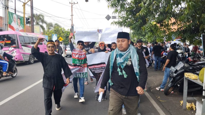 Adil Satria Putra, Koordinator Aksi AMP2J saat Memimpin Longmarch dari DPRD ke KPU Jember (Sumber: frensia.id/Faiq Al Himam)