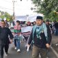 Adil Satria Putra, Koordinator Aksi AMP2J saat Memimpin Longmarch dari DPRD ke KPU Jember (Sumber: frensia.id/Faiq Al Himam)