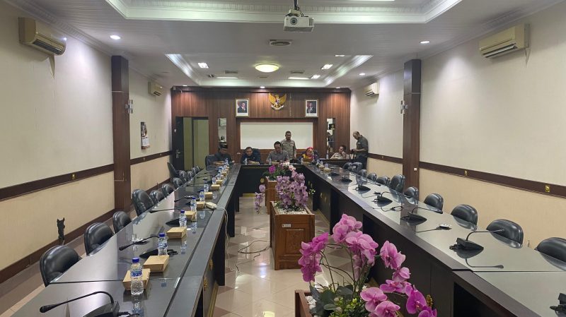 Penyelenggara Lagi-Lagi Mangkir, Holil Asyari: KPU dan Bawaslu Tidak Kooperatif (Sumber foto: Istimewa Crew Frensia.Id)