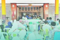 Camat Jenggawah, Endro Lukito sedang memberikan sambutan pengarahan kepada penerima insentif guru ngaji Kabupaten Jember di Desa Sruni (Sumber: Frensia.id/ Faiq Al Himam)