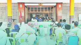 Camat Jenggawah, Endro Lukito sedang memberikan sambutan pengarahan kepada penerima insentif guru ngaji Kabupaten Jember di Desa Sruni (Sumber: Frensia.id/ Faiq Al Himam)