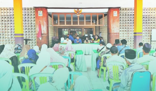 Camat Jenggawah, Endro Lukito sedang memberikan sambutan pengarahan kepada penerima insentif guru ngaji Kabupaten Jember di Desa Sruni (Sumber: Frensia.id/ Faiq Al Himam)