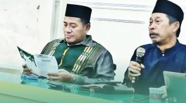 Ketua LD PBNU, KH. Abdullah Syamsul Arifin saat membaca dengan serius Buletin NU Jenggawah dalam Rapat Evaluasi PCNU Jember, Sabtu 28 Desember 2024 (Sumber: Istimewa)