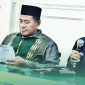 Ketua LD PBNU, KH. Abdullah Syamsul Arifin saat membaca dengan serius Buletin NU Jenggawah dalam Rapat Evaluasi PCNU Jember, Sabtu 28 Desember 2024 (Sumber: Istimewa)