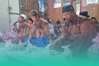 Gambar Hadroh Diteliti, Tradisi Yang Berfungsi Sebagai Komunikasi Islam Manyapa Budaya Lokal (Sumber: Dokumentasi Hadrah Moder Sumber Anyar Mlandingan Situbondo)