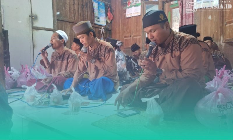 Gambar Hadroh Diteliti, Tradisi Yang Berfungsi Sebagai Komunikasi Islam Manyapa Budaya Lokal (Sumber: Dokumentasi Hadrah Moder Sumber Anyar Mlandingan Situbondo)