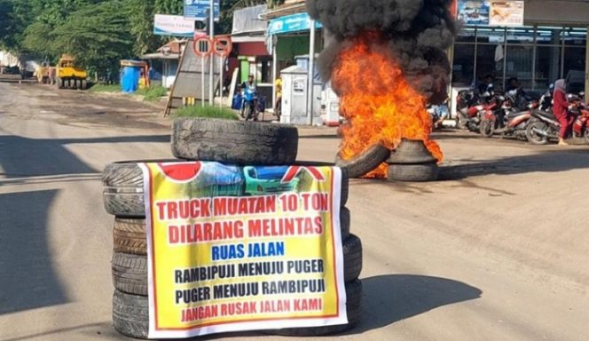 Aksi Blokade Jalan Puger - Rambipuji Tuntut Pemerintah Tindak Tegas Kendaraan Lebih Muatan (Sumber: Istimewa/ Joko Gandiva)