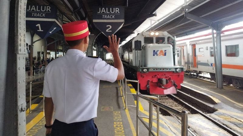 KAI Daop 9 Himbau Masyarakat agar Menggunakan Tiket Resmi Untuk Naik Kereta Api (Sumber foto: istimewa)