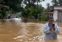 8 Desa di Jember Terendam Banjir Akibat Diguyur Hujan Lebat-Air Sungai Meluap, Ribuan Warga Terdampak (Sumber: Tangkapan layar video banjir di Jember)