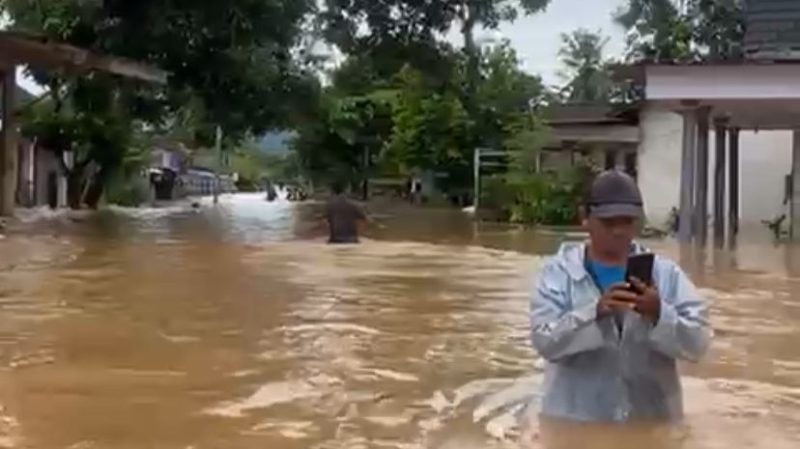 8 Desa di Jember Terendam Banjir Akibat Diguyur Hujan Lebat-Air Sungai Meluap, Ribuan Warga Terdampak (Sumber: Tangkapan layar video banjir di Jember)