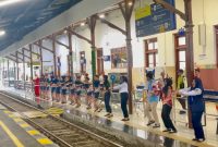 Viral di Media Sosial, PT KAI Jember lakukan Flashmob dengan lagu APT Dihadapan para Pengunjung (Sumber foto: Istimewa)