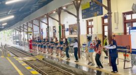 Viral di Media Sosial, PT KAI Jember lakukan Flashmob dengan lagu APT Dihadapan para Pengunjung (Sumber foto: Istimewa)