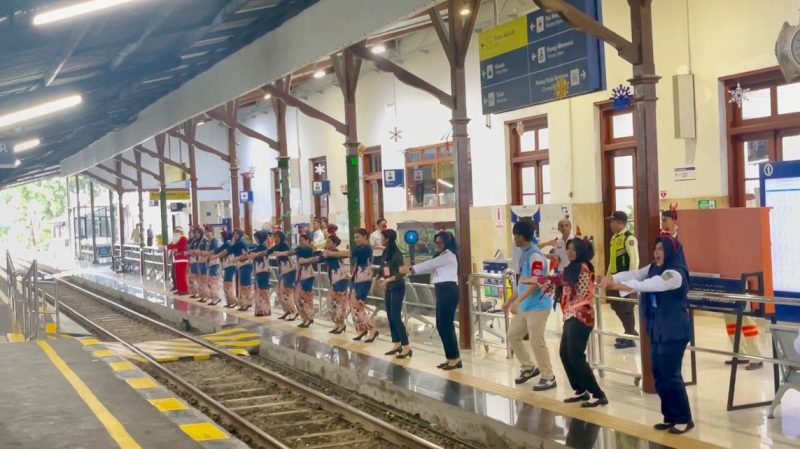 Viral di Media Sosial, PT KAI Jember lakukan Flashmob dengan lagu APT Dihadapan para Pengunjung (Sumber foto: Istimewa)