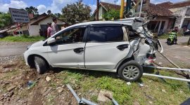 Honda Mobilio Tertampar-Terhempas Kereta Api Pandhalungan Saat hendak Melintasi Rel Kereta Tanpa Palang Pintu (Sumber foto: Istimewa)