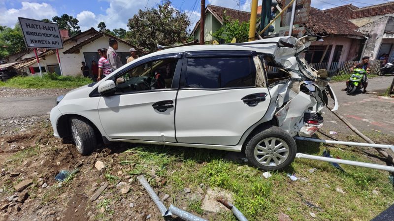 Honda Mobilio Tertampar-Terhempas Kereta Api Pandhalungan Saat hendak Melintasi Rel Kereta Tanpa Palang Pintu (Sumber foto: Istimewa)