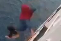 Wanita 52 Tahun Lompat ke Laut Selat Bali, Keterpurukan Finansial Jadi Salah Satu Motifnya (Sumber foto: Tangkapan layar video viral wanita asal Jember yang menceburkan diri di laut Selat Bali)