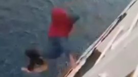 Wanita 52 Tahun Lompat ke Laut Selat Bali, Keterpurukan Finansial Jadi Salah Satu Motifnya (Sumber foto: Tangkapan layar video viral wanita asal Jember yang menceburkan diri di laut Selat Bali)