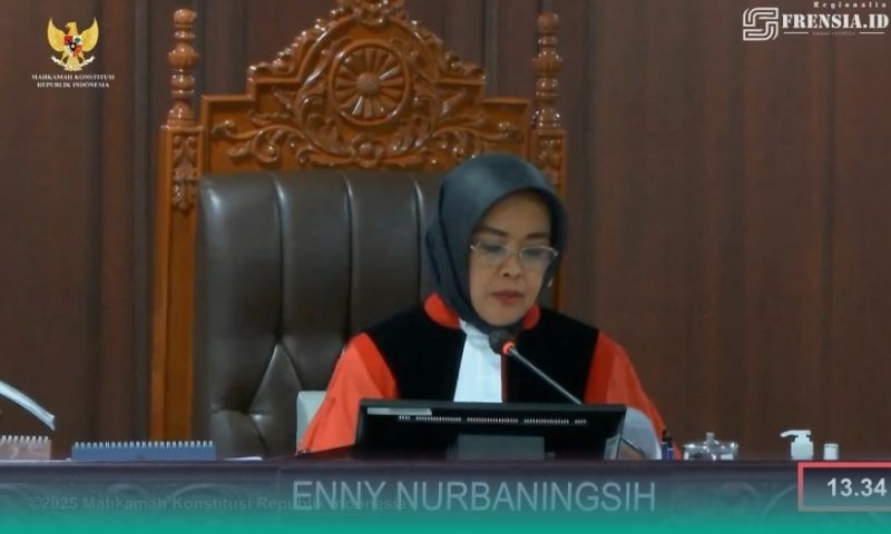 Gambar Banyak Titik-Titiknya! Kelamahan Gugatan Paslon 02 Pilbup Bondowoso, Dipertanyakan Hakim (Sumber: Tangkapan Layar YT Sidang MK)