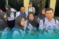 Isak Tangis Guru Honorer Tak Jadi Lolos PPPK Pecah di Depan Kantor  DPRD Jember
(Sumber: Istimewa)