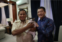 Prabowo menggendong kucing kesayangannya, Bobby Kertanegara bersama duta besar RRT di kediaman (Sumber: Instagram Prabowo Subianto) 