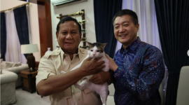 Prabowo menggendong kucing kesayangannya, Bobby Kertanegara bersama duta besar RRT di kediaman (Sumber: Instagram Prabowo Subianto) 