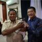Prabowo menggendong kucing kesayangannya, Bobby Kertanegara bersama duta besar RRT di kediaman (Sumber: Instagram Prabowo Subianto) 