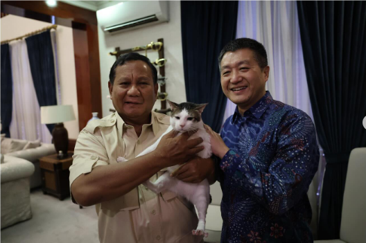 Prabowo menggendong kucing kesayangannya, Bobby Kertanegara bersama duta besar RRT di kediaman (Sumber: Instagram Prabowo Subianto) 
