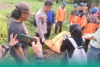 Gambar Pasutri 3 Hari Hanyut Di Sungai, Jasad Sang Istri Ditemukan Di Teluk Love (Sumber: Istimewa)