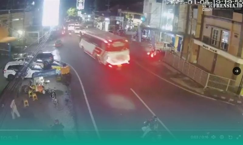 Gambar Pray For Batu: Bus Pariwisata Tabrak Sejumlah Pengendara, 4 Tewas (Sumber: Cupture Layar Medsos)