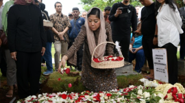 Menkomdigi, Meutya Hafid Saat Menghadiri Pemakaman Ketua Pertama Dewan Pers, Atmakusumah Asraatmadja, Jumat, 3 Januari 2025 (Sumber: komdigi.go.id)