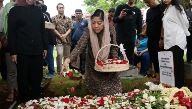 Menkomdigi, Meutya Hafid Saat Menghadiri Pemakaman Ketua Pertama Dewan Pers, Atmakusumah Asraatmadja, Jumat, 3 Januari 2025 (Sumber: komdigi.go.id)