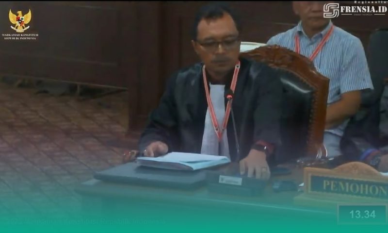 Gambar Gugatan Paslon 02 Pilbup Bondowoso Dibaca, Tuding Ada Pelanggaran Keabsahan Pemilu (Sumber; Tangkapan Layar Sidang MK)