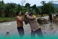 Gambar Solid! MUSPIKA Bahu-Membahu Dengan Warga, Bangun Jembatan Silo-Tempurejo (Sumber: Istimewa)