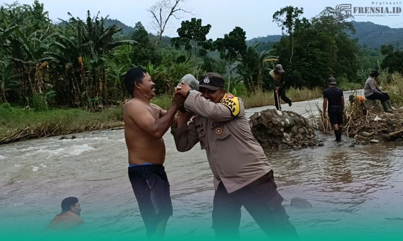 Gambar Solid! MUSPIKA Bahu-Membahu Dengan Warga, Bangun Jembatan Silo-Tempurejo (Sumber: Istimewa)