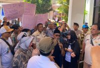 Perjuangkan Nasib Masyarakat Miskin, Warga Jember Demo Dinas Kesehatan (Sumber foto: Sigit/Frensia.Id)