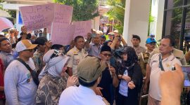 Perjuangkan Nasib Masyarakat Miskin, Warga Jember Demo Dinas Kesehatan (Sumber foto: Sigit/Frensia.Id)
