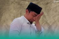 Gambar Air Mata Gus Khozin Berderai, Kenang Nasehat Kedua Orangtuanya (Sumber: Grafis Frensia)
