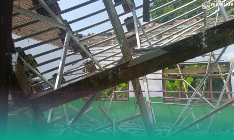 Akibat Hujan dan Angin Kencang, Atap Kelas SDN di Jember Ambruk (Sumber Gambar: Istimewa)