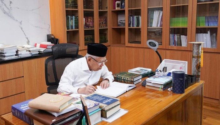 KH Ma'ruf Amin  sedang membaca di ruangan pribadinya (Sumber: Instagram Kyai Ma'ruf Amin)